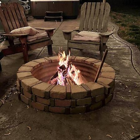 Hot Tub-Pool Table-Fire Pit! Great Hang Out Place! Villa Wichita Exterior photo