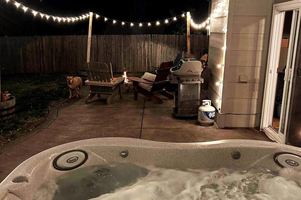 Hot Tub-Pool Table-Fire Pit! Great Hang Out Place! Villa Wichita Exterior photo