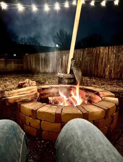 Hot Tub-Pool Table-Fire Pit! Great Hang Out Place! Villa Wichita Exterior photo