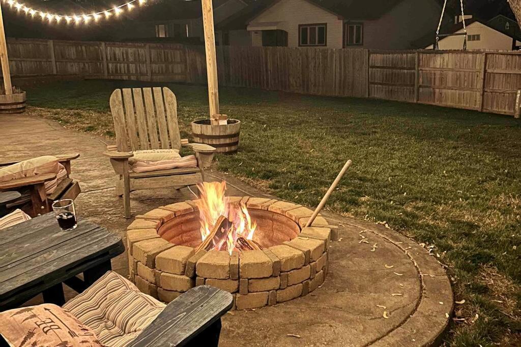 Hot Tub-Pool Table-Fire Pit! Great Hang Out Place! Villa Wichita Exterior photo