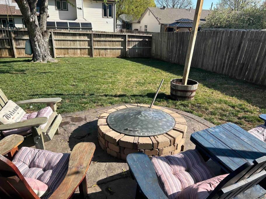 Hot Tub-Pool Table-Fire Pit! Great Hang Out Place! Villa Wichita Exterior photo